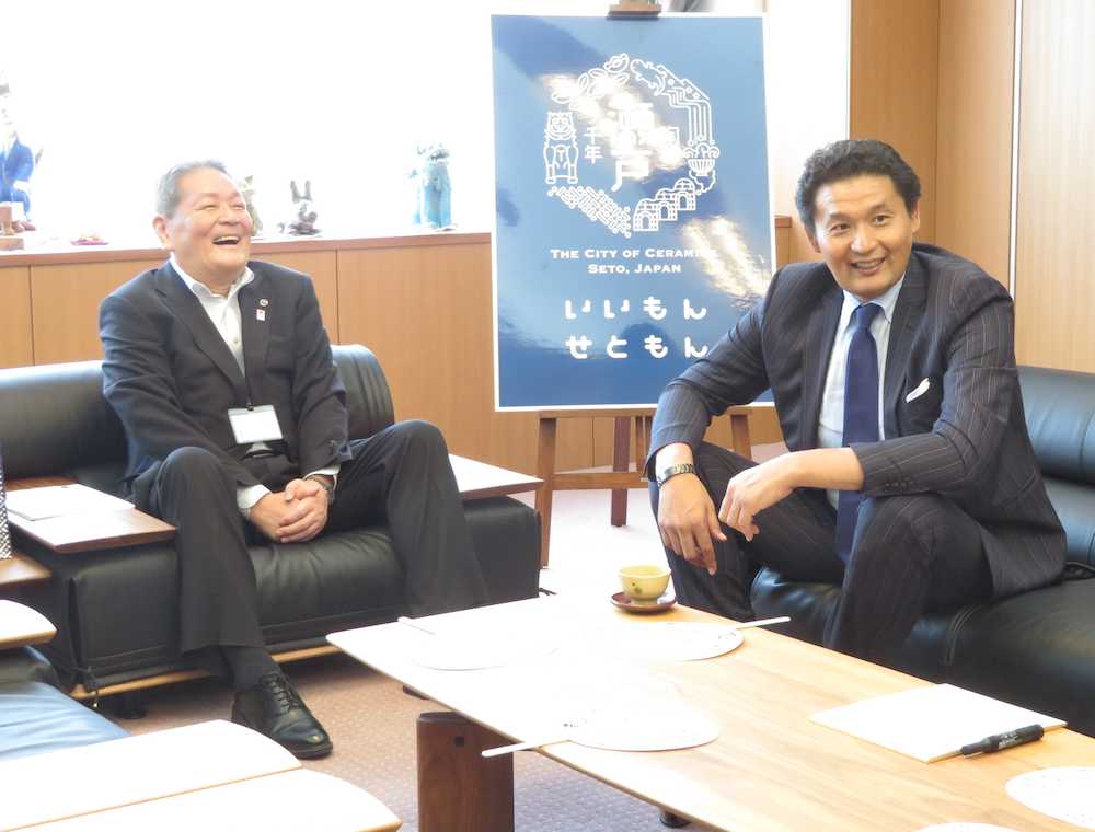 愛知県瀬戸市の伊藤市長（左）を表敬訪問した貴乃花親方