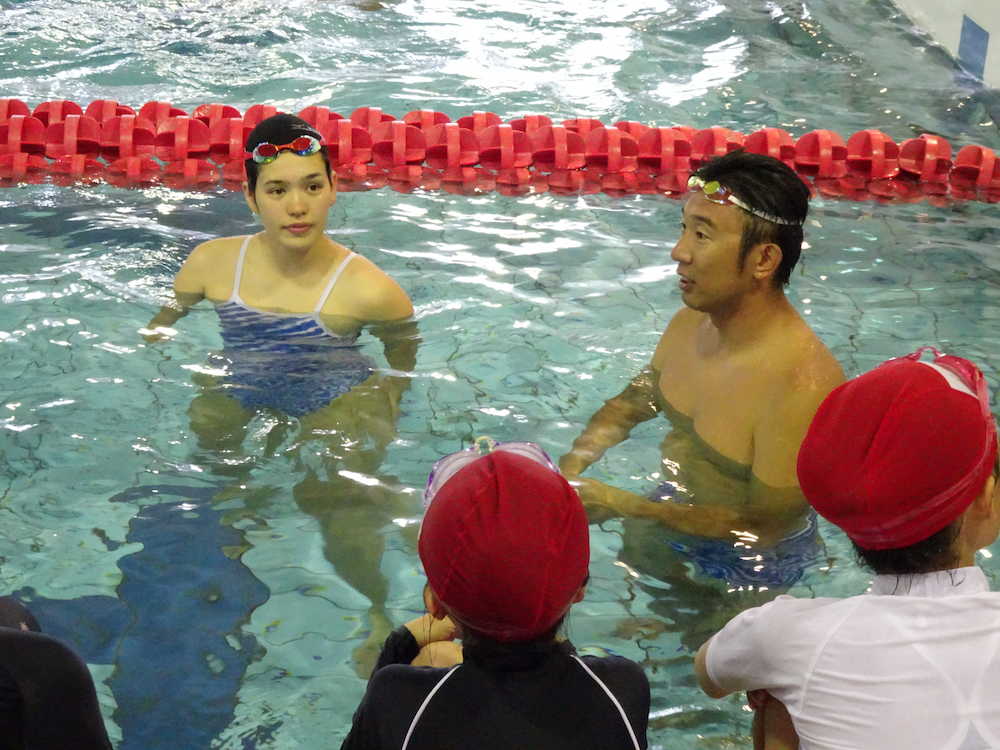 小学生に遠泳のレッスンをした一ノ瀬メイと近大・山本貴司監督
