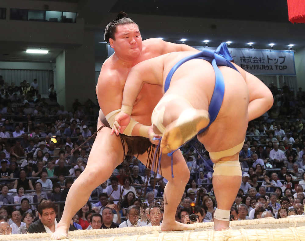 大相撲名古屋場所３日目、琴奨菊（右）をすくい投げで下す白鵬（撮影・椎名　航）