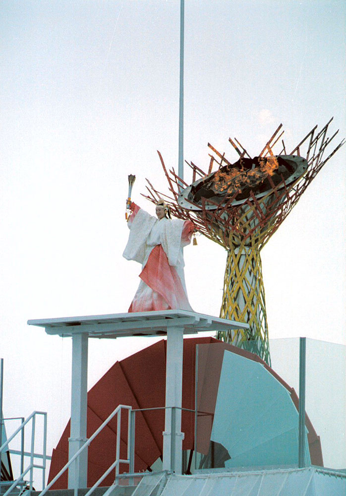 １９８８年長野五輪開会式で、真っ白な能衣装に身を包んだ伊藤みどりさんが聖火台に平和の灯を点火する