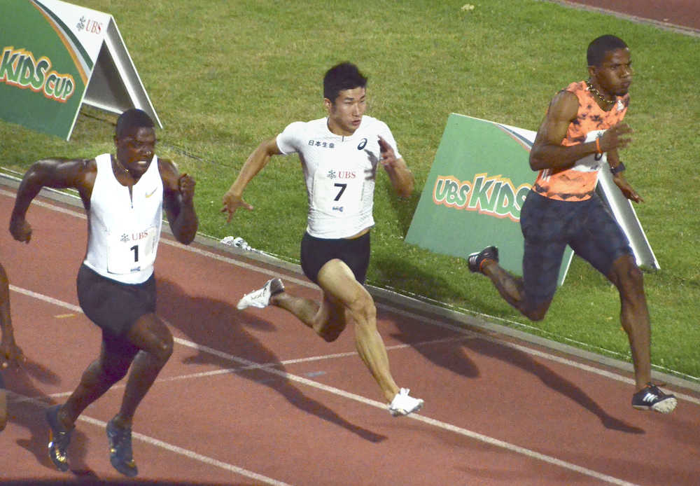 スイス国際大会男子１００メートル２レース目、１０秒１０で３位となった桐生（中央）
