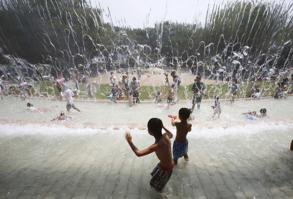 気温３５度となった都内で水遊びに興じる子供たち（ＡＰ）