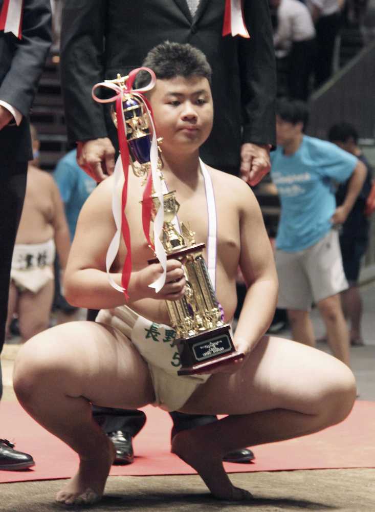 わんぱく相撲全国大会で準優勝し、トロフィーを持つ林玲