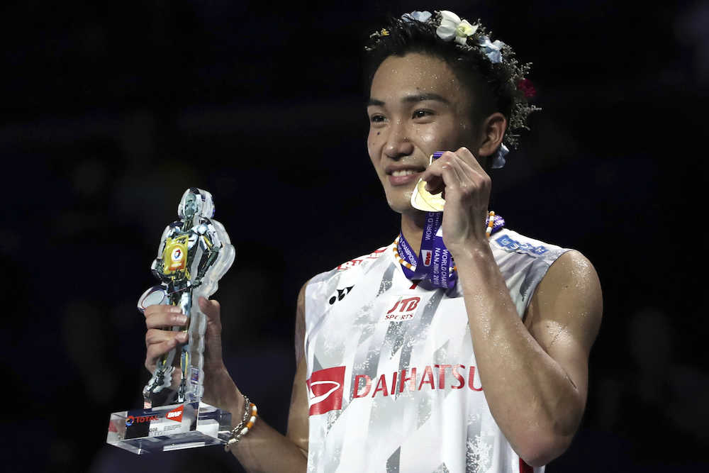 出場停止から２年　桃田　日本男子初　バドミントンで金メダル「感謝の気持ちが勝因」