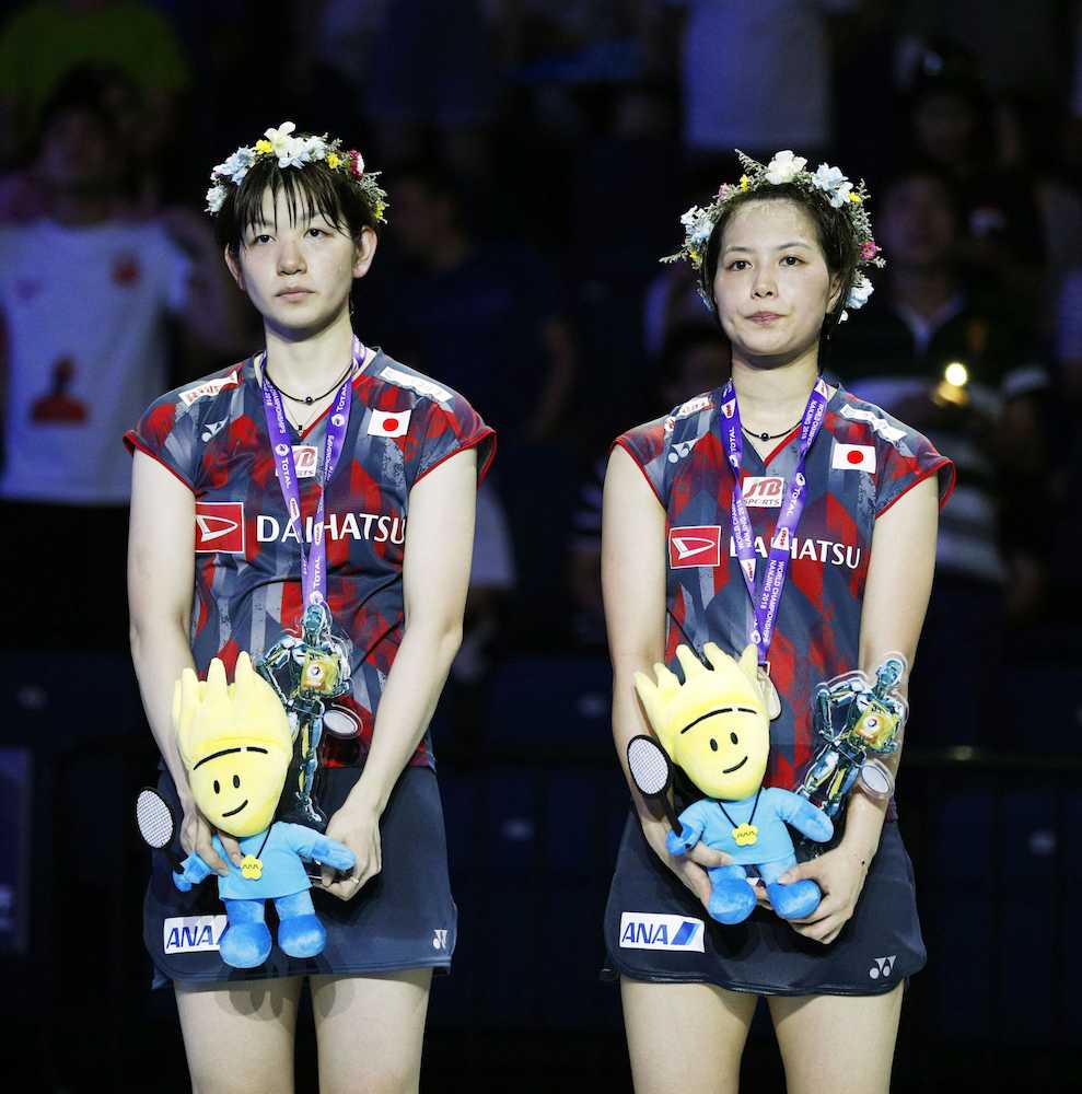 　女子ダブルスの表彰式で君が代を聞く銀メダルの福島（右）、広田組（共同）