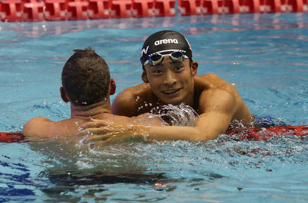 男子１００メートル背泳ぎで２位の入江（右）はマーフィーと健闘を称え合う（撮影・西海健太郎）