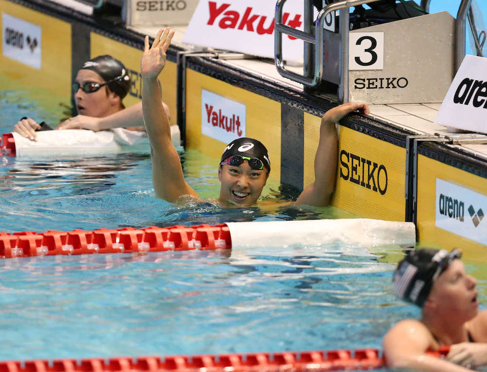 女子２００メートル平泳ぎ決勝、銅メダルを獲得し笑顔を見せる鈴木聡美（左から２人目）（撮影・小海途　良幹）