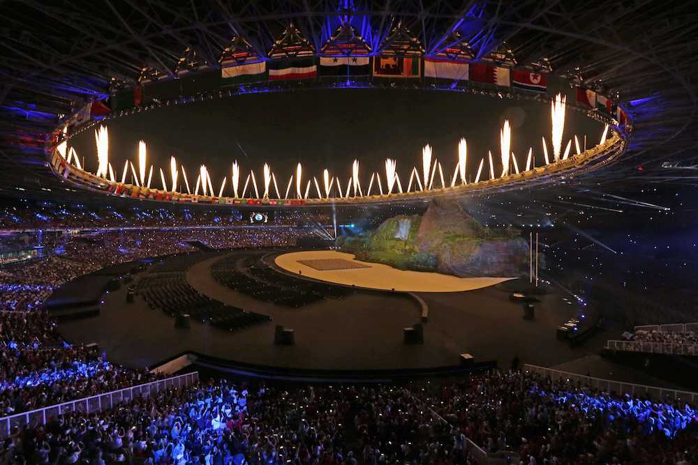 ジャカルタ・アジア大会が開幕し、会場で打ち上げられる花火