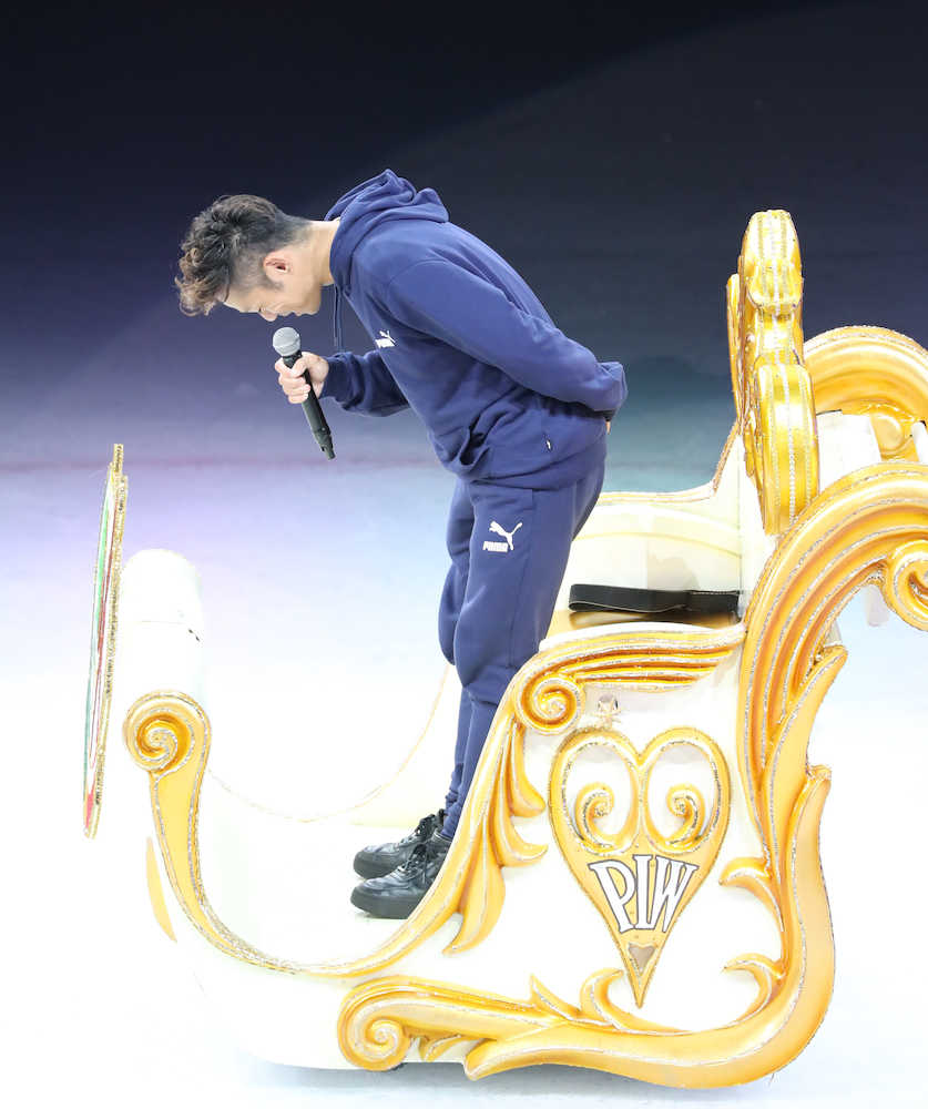 プリンスアイスワールド２０１８広島公演　左足を痛め演技披露できなかった高橋は氷上ゴンドラに乗って登場。場内のファンにあいさつする（撮影・長久保豊）