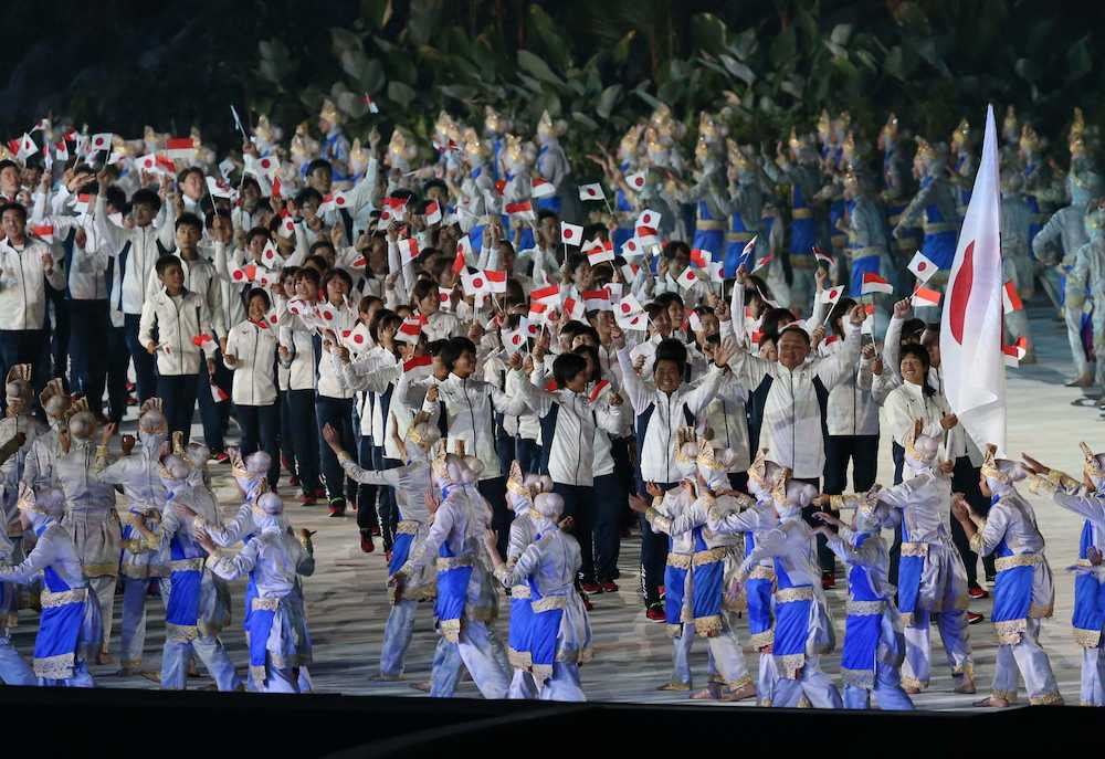 華やか演出開会式　日本は１６３人参加、ソフト上野旗手に行進