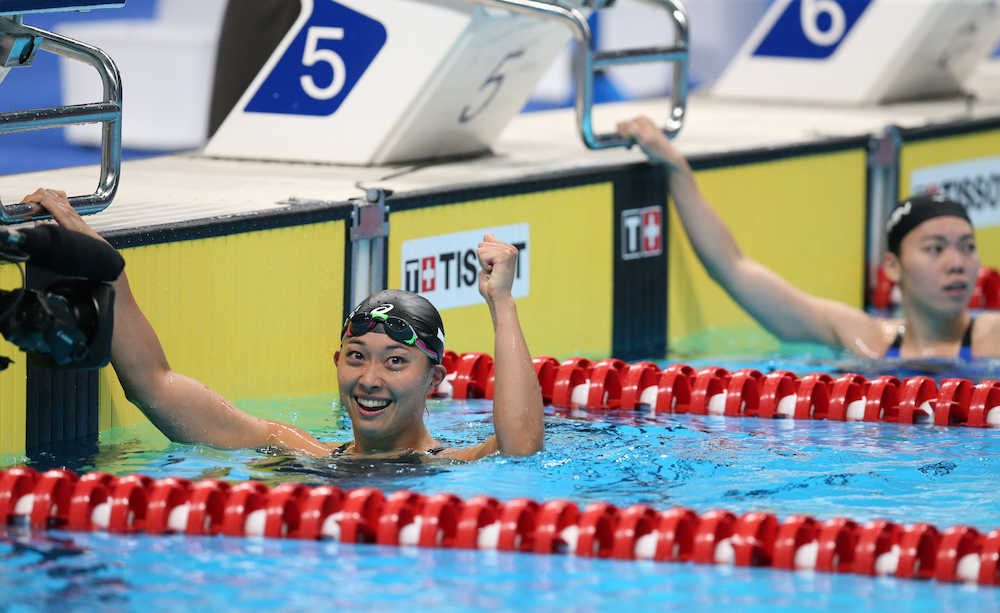 競泳・鈴木聡美が日本勢金メダル１号！１００Ｍ平泳ぎで青木とワンツー