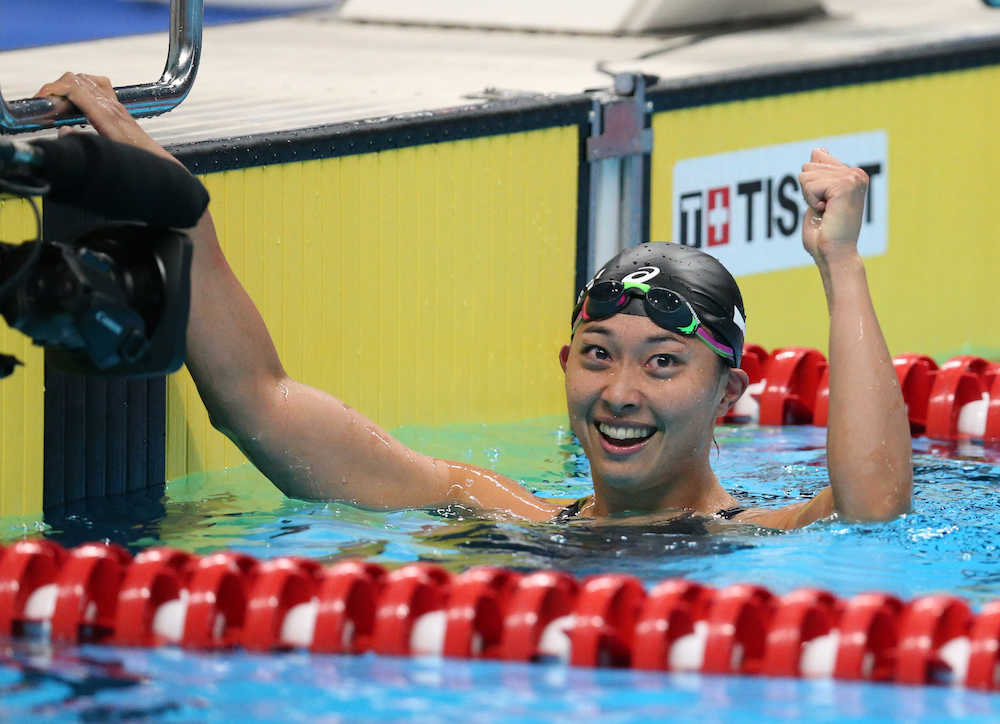 女子１００メートル平泳ぎ決勝、金メダルを獲得し笑顔の鈴木聡美（撮影・小海途　良幹）