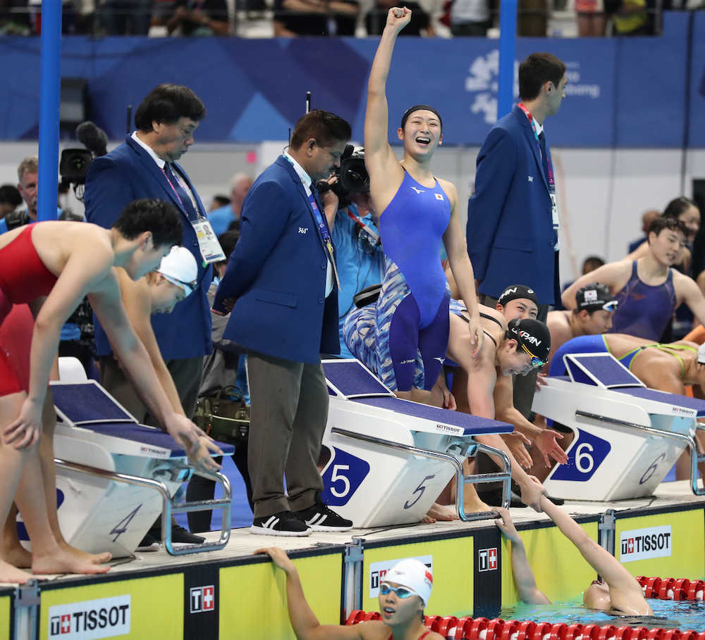 女子４×１００メートル自由形決勝、４レーンの中国とのデッドヒートを制し金メダルの池江璃花子（中央）ら日本チームは喜びを爆発させる（撮影・小海途　良幹）