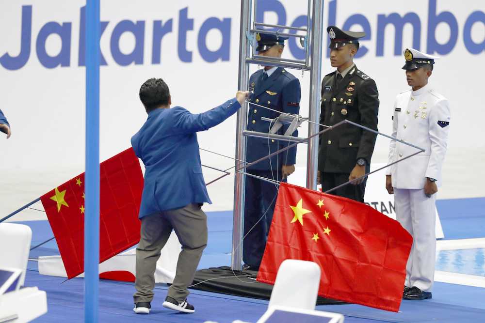 国旗落下に悲鳴、巨大ボードは風で倒れる…アジア大会会場で相次ぐアクシデント