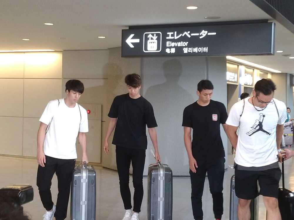 ジャカルタから成田に帰国したバスケットボール男子日本代表の永吉（右）ら４選手