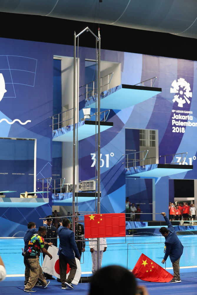 競泳男子２００メートル自由形決勝の表彰式の最中、国旗を吊るす支柱が落下（撮影・小海途　良幹）