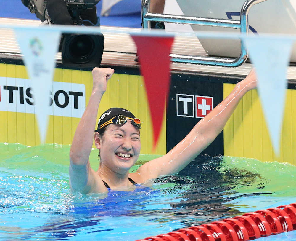 １７歳酒井　女子１００背泳ぎで個人種目初の金「びっくり」