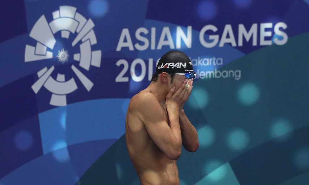 アジア大会競泳男子２００メートル背泳ぎ、２位に終わった入江は顔を手で覆う（撮影・木村　揚輔）
