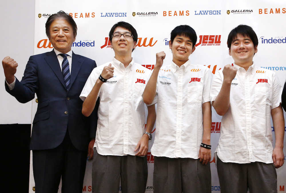 記者会見でポーズをとる（左から）日本ｅスポーツ連合の岡村秀樹会長と日本代表の杉村直紀、相原翼、赤坂哲郎の各選手