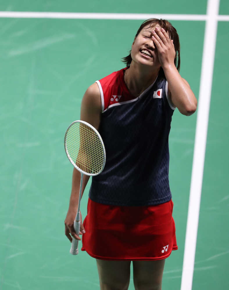 アジア大会バドミントン女子シングルス準々決勝、見送ったシャトルがコートインし悔しそうに顔を覆う奥原（撮影・小海途　良幹）