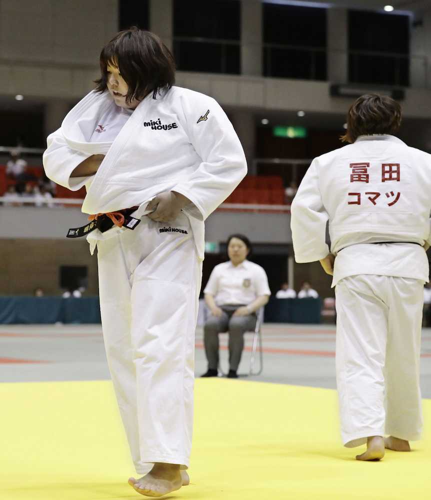 全日本実業柔道女子７８キロ超級決勝、冨田若春（右）に敗れた山部佳苗