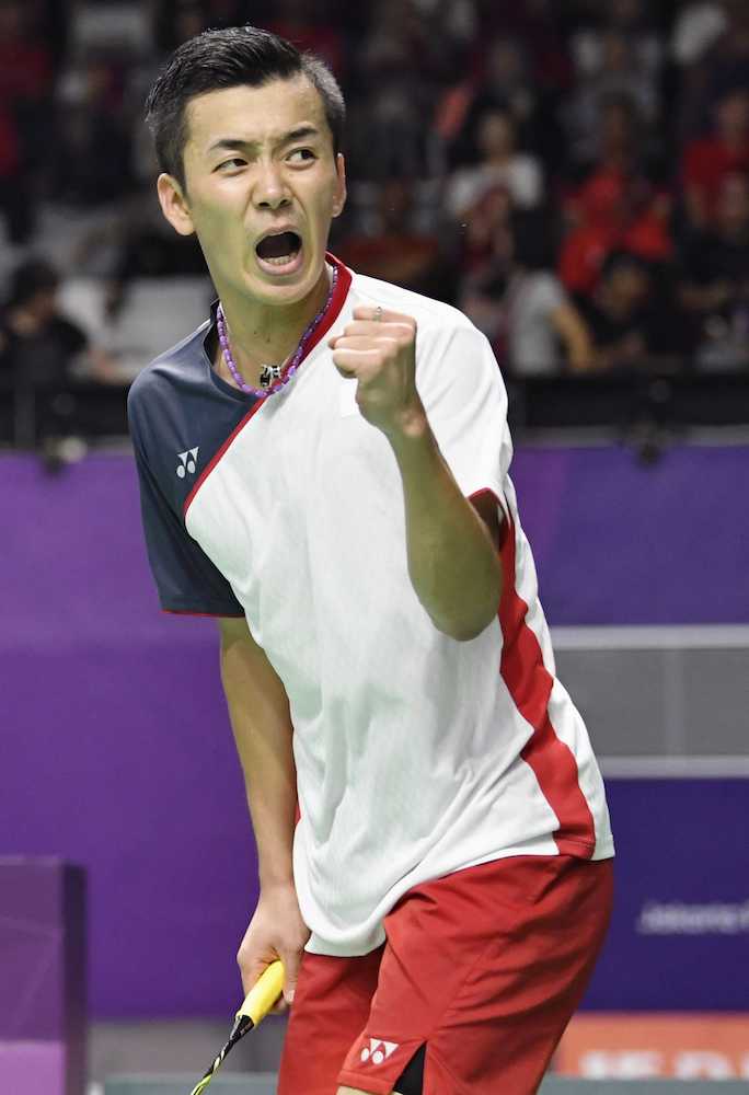 アジア大会バドミントン男子シングルス準々決勝で韓国選手に勝利した西本拳太