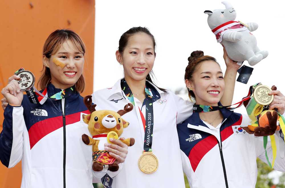 スポーツクライミング女子複合で優勝し、表彰式で笑顔を見せる野口啓代（中央）