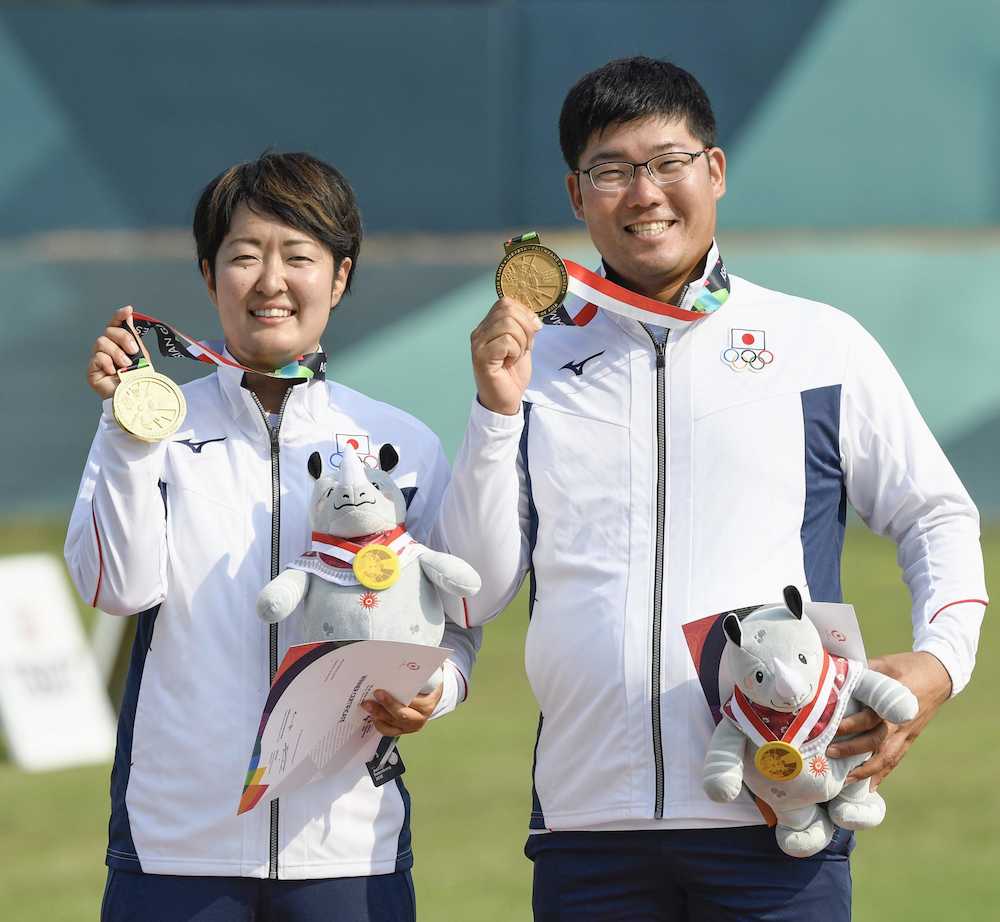 アジア大会アーチェリー混合リカーブで金メダルを獲得した杉本（左）と古川
