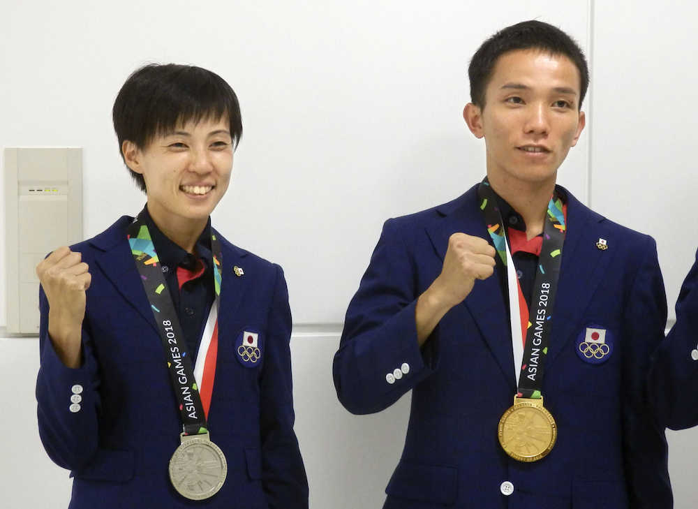 ジャカルタ・アジア大会から帰国した、マラソンで男子金メダルの井上大仁（右）と女子銀メダルの野上恵子