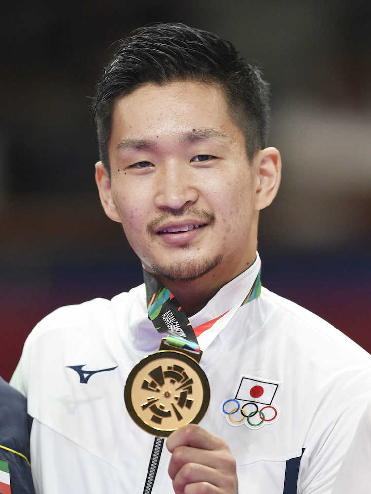＜アジア大会空手＞男子組手８４キロ級で金メダルを獲得した荒賀龍太郎