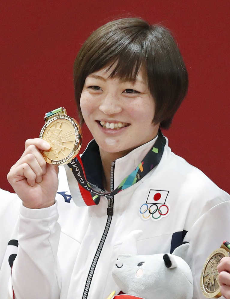女子５２キロ級で優勝し、金メダルを手に笑顔の角田