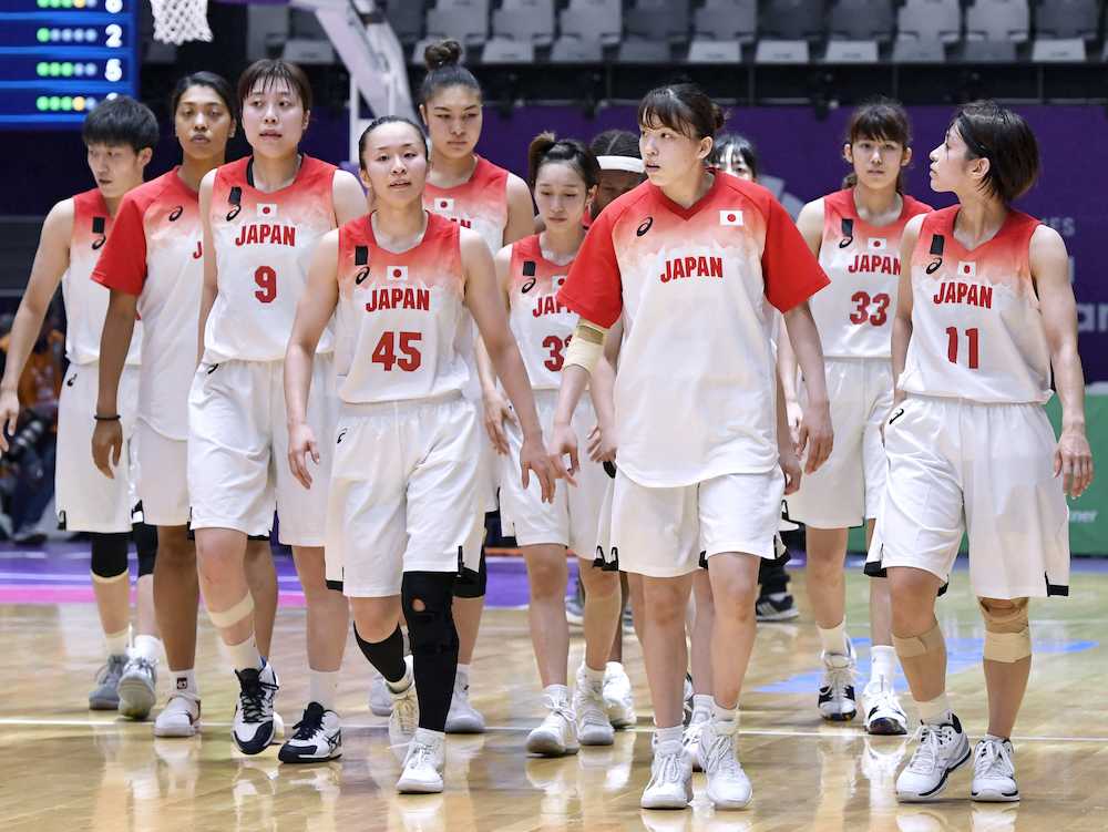 ＜アジア大会＞バスケ女子準決勝で中国に敗れ、肩を落とす日本チーム