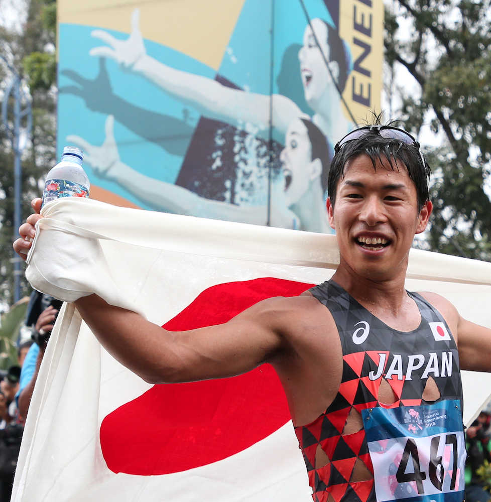 ＜アジア大会陸上＞男子５０キロ競歩、金メダルを獲得し笑顔の勝木隼人（撮影・小海途　良幹）