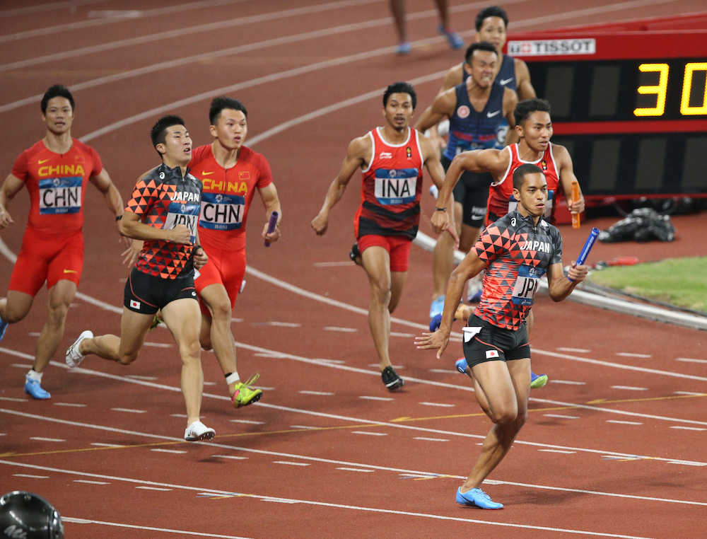 ＜アジア大会陸上＞男子４×１００メートルリレー決勝、バトンをつなぐ桐生祥秀（左から２人目）とケンブリッジ飛鳥（右手前）（撮影・小海途　良幹）