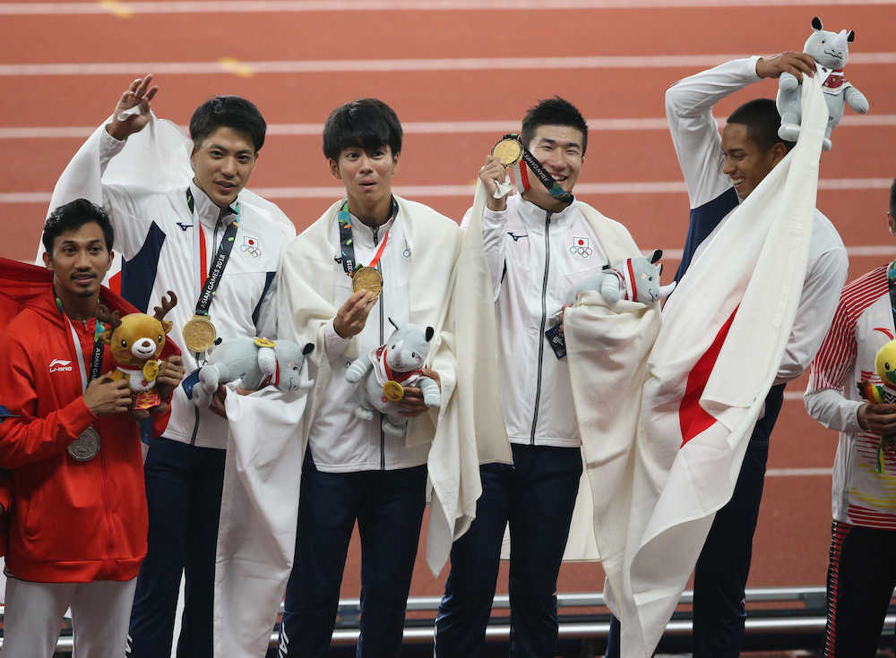 ＜アジア大会陸上＞男子４×１００メートルリレー決勝、金メダルを胸に笑顔の（右から）ケンブリッジ飛鳥、桐生祥秀、多田修平、山県亮太（撮影・小海途　良幹）