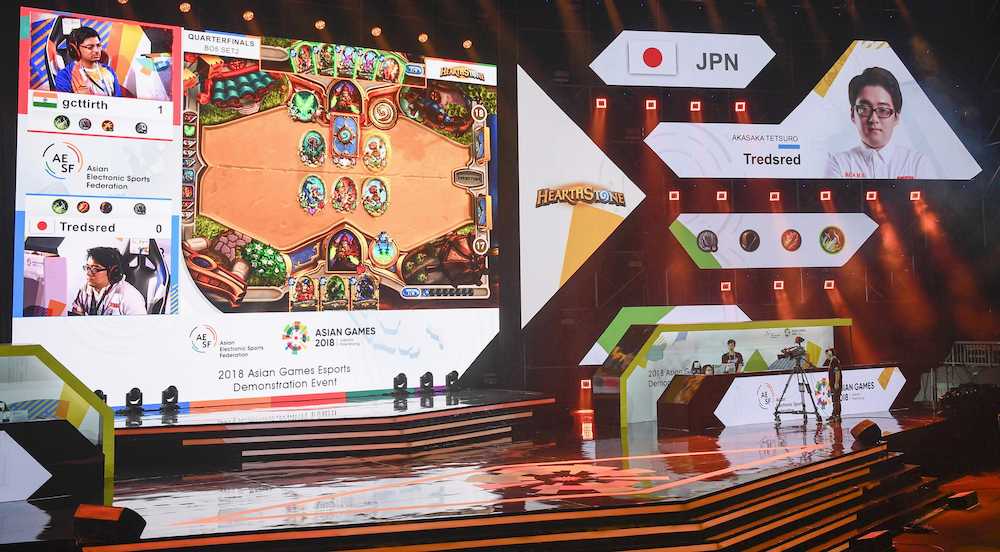 ジャカルタ・アジア大会の「ｅスポーツ」の会場で、ゲームの対戦が映し出された大型モニター