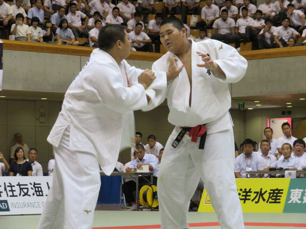 柔道全日本ジュニア選手権の男子１００キロ超級決勝で、中野（左）と組み手争いをする斉藤立