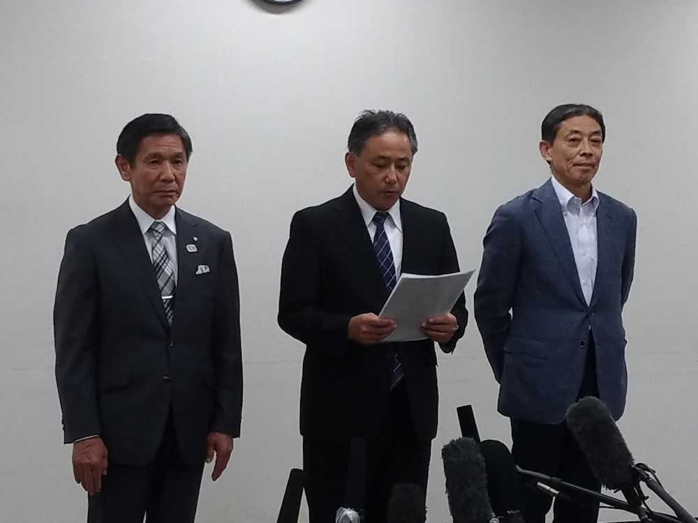 日本体操協会の臨時理事会後に取材に応じた（左から）具志堅副会長、山本副会長、竹田監事