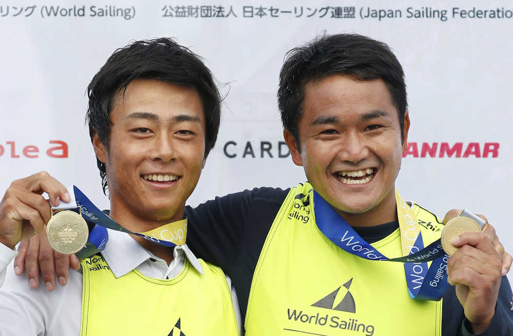 セーリングＷ杯最終日　男子４７０級で優勝し笑顔の岡田（左）、外薗組