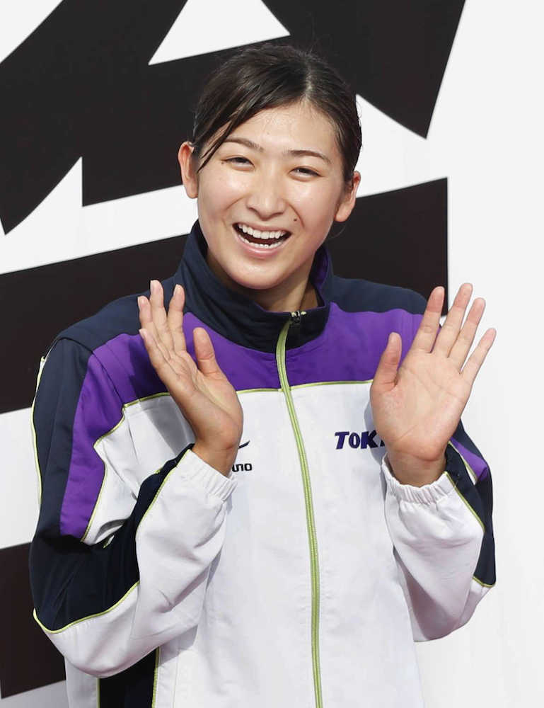 福井国体・競泳少年女子Ａ１００メートル自由形で優勝し笑顔の東京・池江