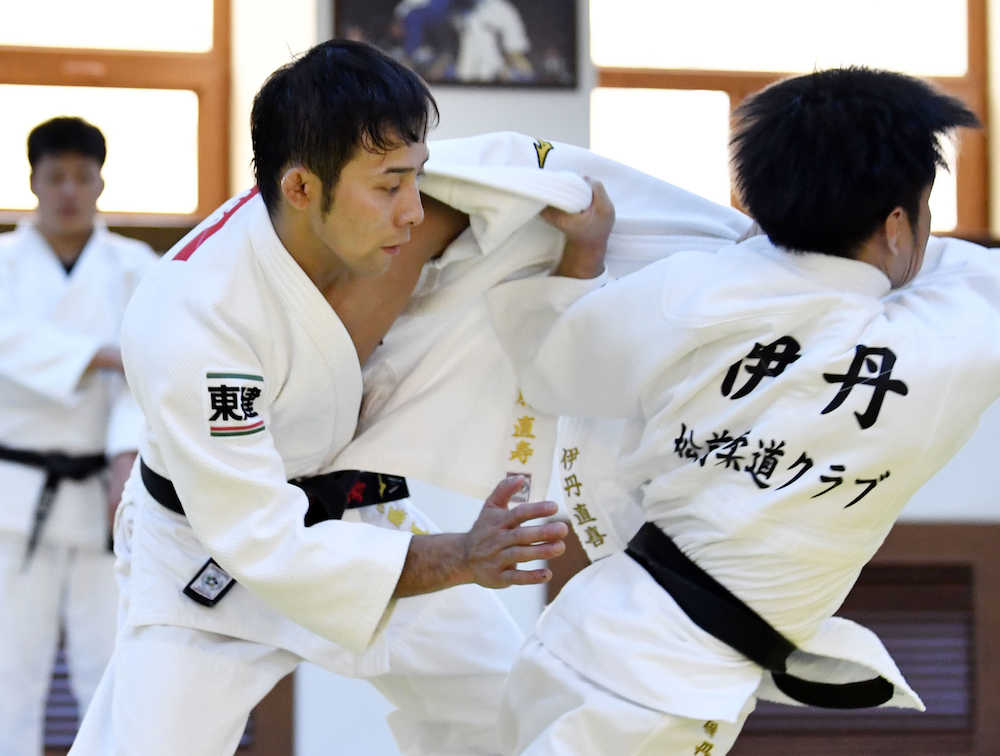 世界柔道開幕へ向け調整する男子６０キロ級の高藤（左）