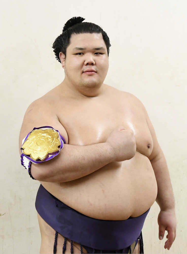大相撲の全日本力士選士権で優勝した平幕の阿武咲