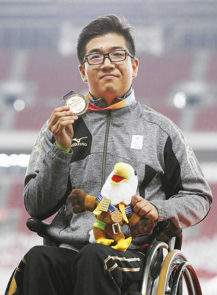 男子８００メートル（車いすＴ５２）で金メダルを獲得した佐藤友