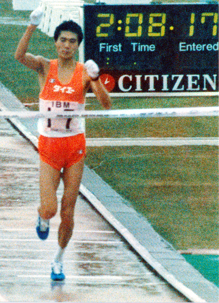 １９８７年１２月、福岡国際マラソンで２度目の優勝を飾った中山