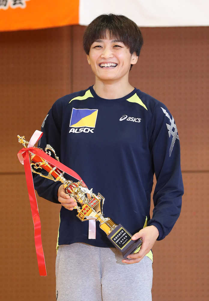 レスリング全日本女子オープン５７キロ級最優秀選手賞のトロフィーを手に笑顔の伊調（撮影・吉田　剛）