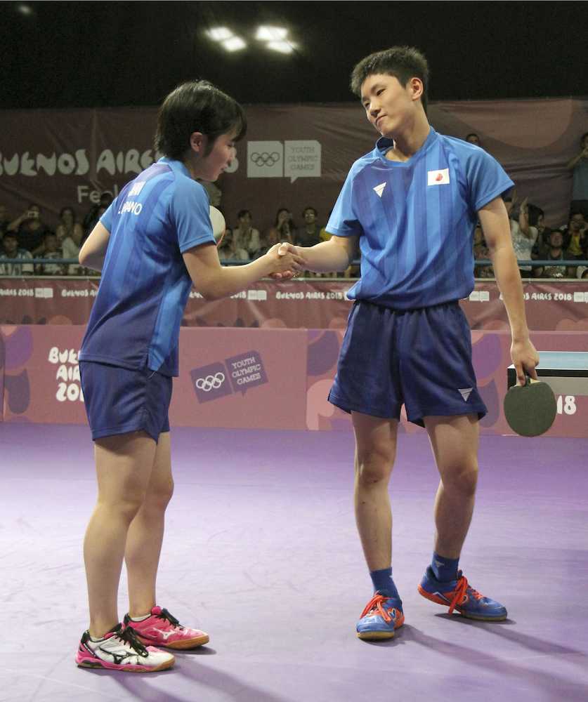 卓球の混合団体決勝で中国組に敗れた張本（右）平野組