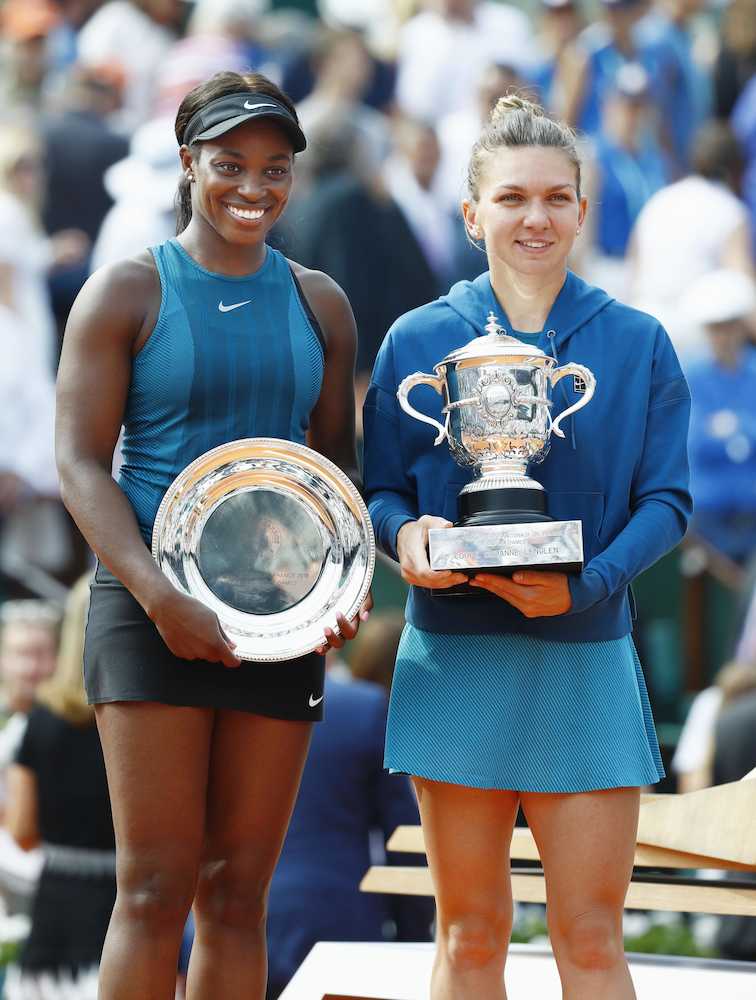 全仏オープンテニス女子シングルスでスローン・スティーブンス（左）を破り優勝したシモナ・ハレプ