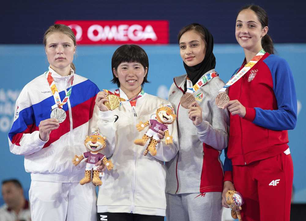 空手の組手女子５９キロ級で優勝し、金メダルを手にする坂地（左から２人目）＝ブエノスアイレス（ＯＩＳ提供・共同）