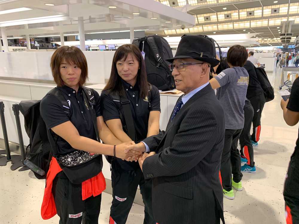 レスリング世界選手権に向けて成田空港から出発した川井梨紗子（左）と妹・友香子（中央）。右は激励に訪れた日本協会の福田会長