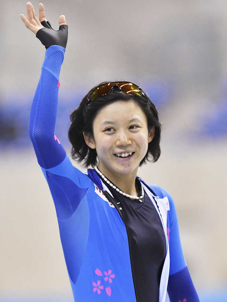 ジャパンカップ第１戦女子１０００メートルで優勝し、笑顔で手を振る高木美